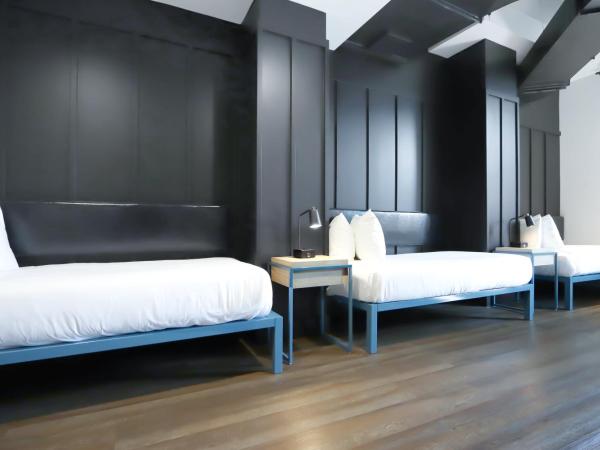 Waymore's Hotel : photo 4 de la chambre three twin beds studio suite with kitchenette