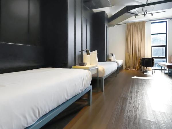 Waymore's Guest House and Casual Club : photo 10 de la chambre three twin beds studio suite with kitchenette