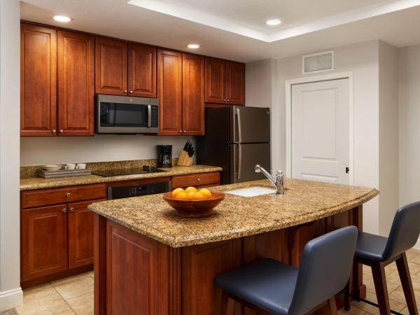 Sheraton Vistana Villages Resort Villas, I-Drive Orlando : photo 6 de la chambre villa 2 chambres adaptée aux personnes malentendantes avec balcon et baignoire spa