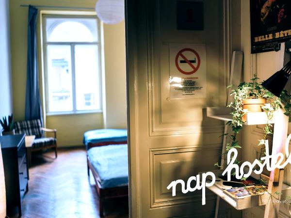 Nap Hostel Pécs : photo 4 de la chambre chambre double privée avec salle de bains commune