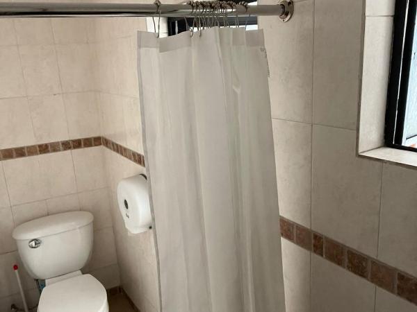 Hostal Luna 49 : photo 10 de la chambre chambre triple avec salle de bains commune