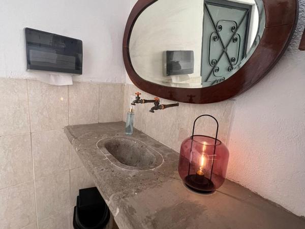 Hostal Luna 49 : photo 6 de la chambre chambre lits jumeaux