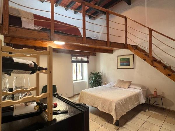 Hostal Luna 49 : photo 9 de la chambre chambre triple avec salle de bains commune