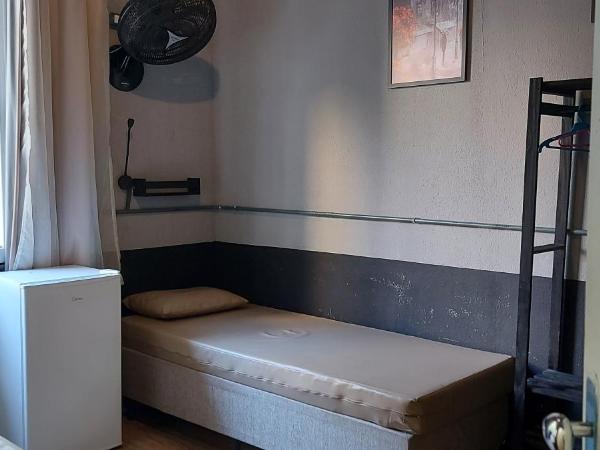 Hostel Leblon : photo 1 de la chambre chambre triple avec salle de bains séparée commune