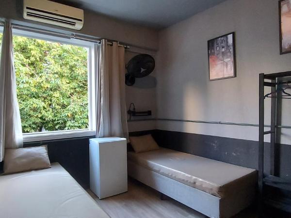 Hostel Leblon : photo 5 de la chambre chambre triple avec salle de bains séparée commune