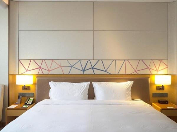 Holiday Inn Tianjin Xiqing, an IHG Hotel : photo 2 de la chambre chambre lit king-size standard avec accès au salon