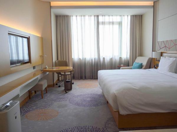 Holiday Inn Tianjin Xiqing, an IHG Hotel : photo 1 de la chambre chambre lit king-size standard avec accès au salon