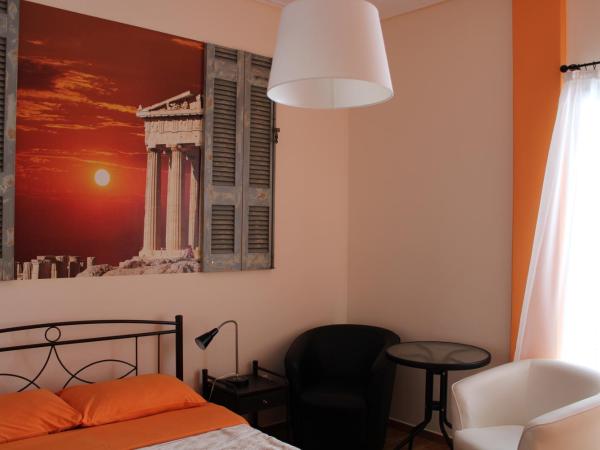 Petaluda House 1 : photo 3 de la chambre grande chambre double avec salle de bains commune