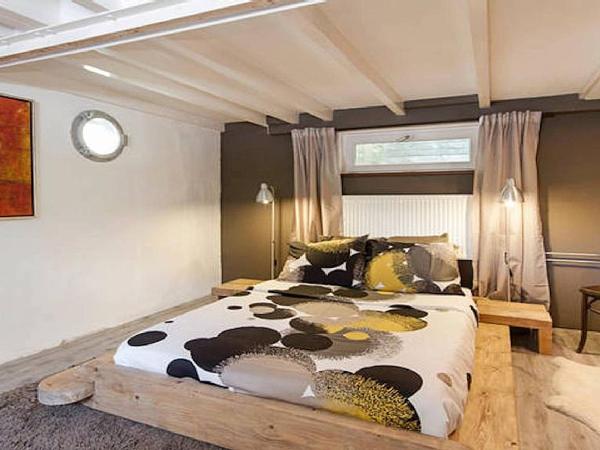 Benedenverdieping in Woonboot met tuinterras : photo 2 de la chambre chambre double avec salle de bains privative