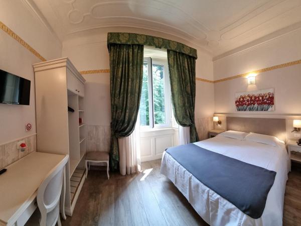 Hotel Charly : photo 2 de la chambre chambre lit king-size - vue sur jardin