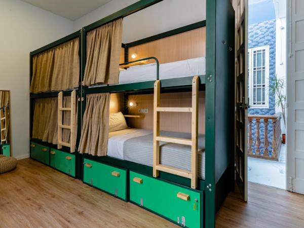 The Urban Jungle Hostel : photo 1 de la chambre lit dans dortoir mixte de 8 lits avec balcon