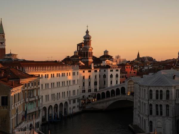 The Venice Venice Hotel : photo 5 de la chambre suite avec balcon - vue sur grand canal et pont du rialto