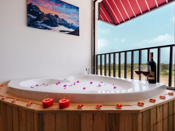 Mrt Suites Lara : photo 4 de la chambre suite lit queen-size avec baignoire spa