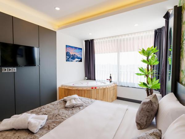 Mrt Suites Lara : photo 2 de la chambre suite lit queen-size avec baignoire spa