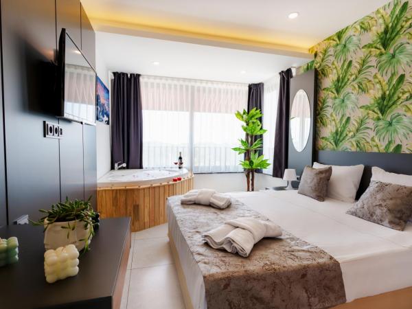 Mrt Suites Lara : photo 3 de la chambre suite lit queen-size avec baignoire spa