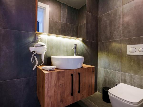 Mrt Suites Lara : photo 5 de la chambre suite lit queen-size avec baignoire spa