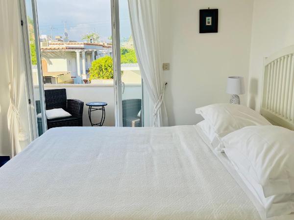 B&B L'Agapanto : photo 1 de la chambre chambre double avec balcon - vue sur mer