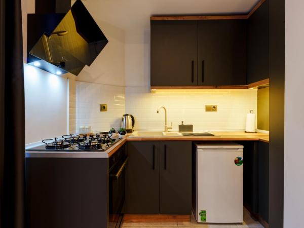 Mrt Suites Lara : photo 7 de la chambre suite lit king-size avec baignoire spa