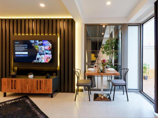 Mrt Suites Lara : photo 5 de la chambre suite lit king-size avec baignoire spa