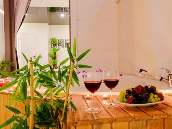 Mrt Suites Lara : photo 4 de la chambre suite lit king-size avec baignoire spa