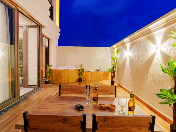 Mrt Suites Lara : photo 3 de la chambre suite lit king-size avec baignoire spa