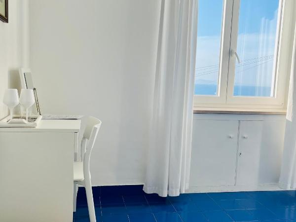 B&B L'Agapanto : photo 6 de la chambre chambre double avec balcon - vue sur mer