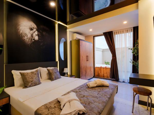 Mrt Suites Lara : photo 6 de la chambre suite lit king-size avec baignoire spa