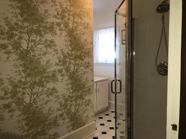 Fisher House Victoria Bed and Breakfast : photo 4 de la chambre chambre double avec salle de bains privative