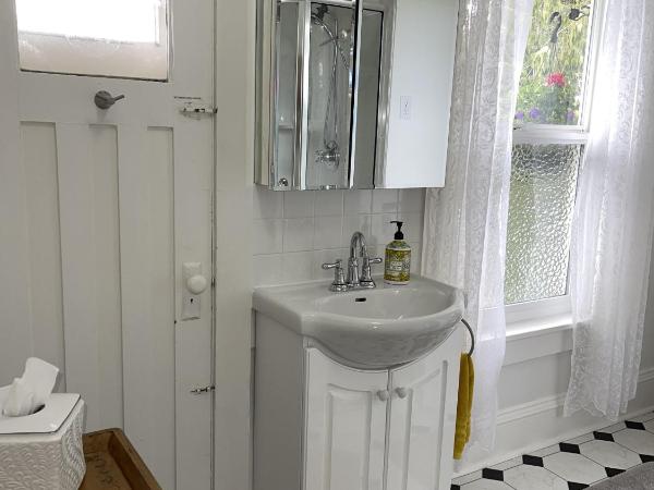 Fisher House Victoria Bed and Breakfast : photo 5 de la chambre chambre double avec salle de bains privative