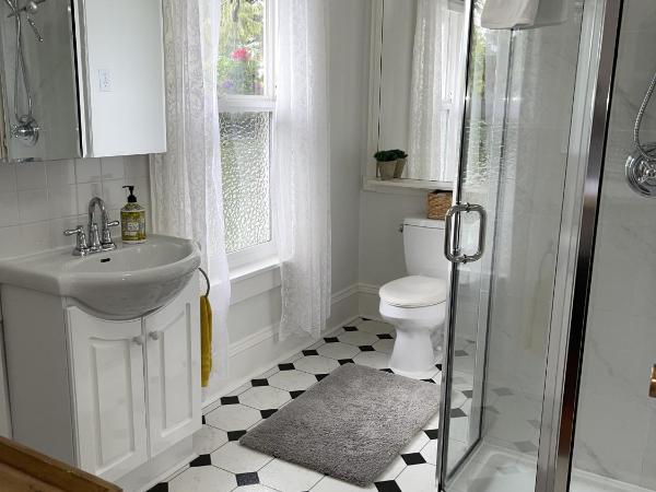 Fisher House Victoria Bed and Breakfast : photo 4 de la chambre chambre double avec salle de bains privative