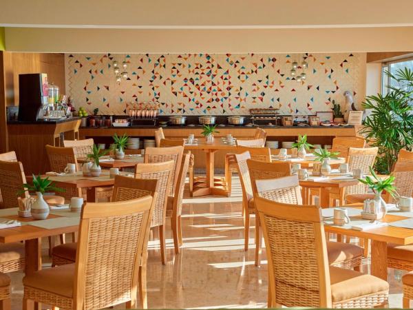 Sheraton Buganvilias Resort & Convention Center : photo 5 de la chambre chambre avec 1 lit king-size - vue sur club sheraton et baie - Étage club