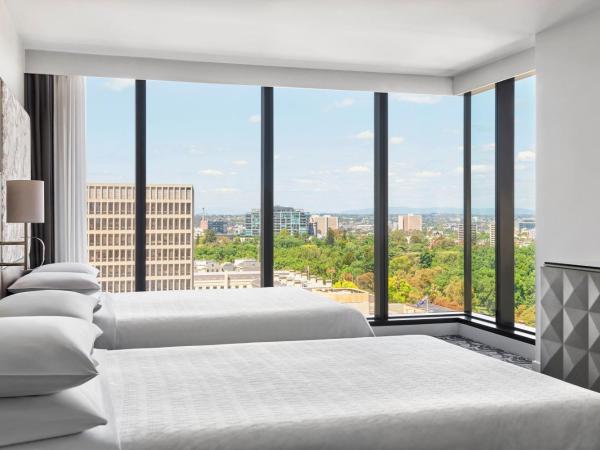 Sheraton Melbourne Hotel : photo 2 de la chambre grande chambre deluxe plus spacieuse avec 2 lits doubles et vue sur jardin - chambre d'angle