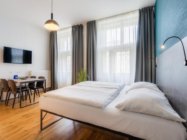 EA ApartHotel Melantrich : photo 2 de la chambre appartement supérieur avec balcon - 4 personnes