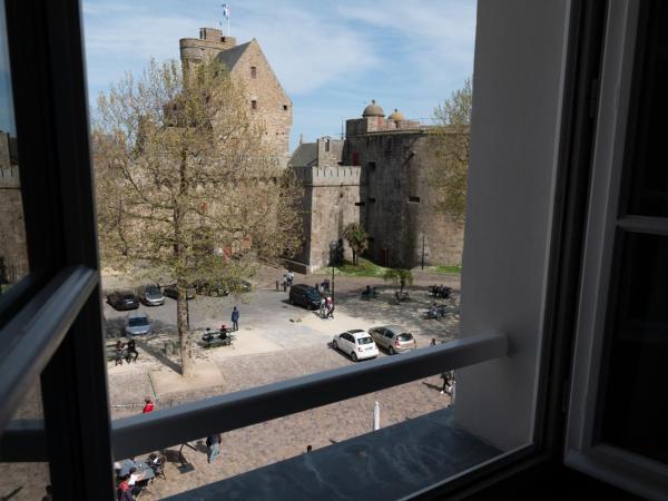 Hotel De L'univers : photo 4 de la chambre chambre double confort - vue sur château