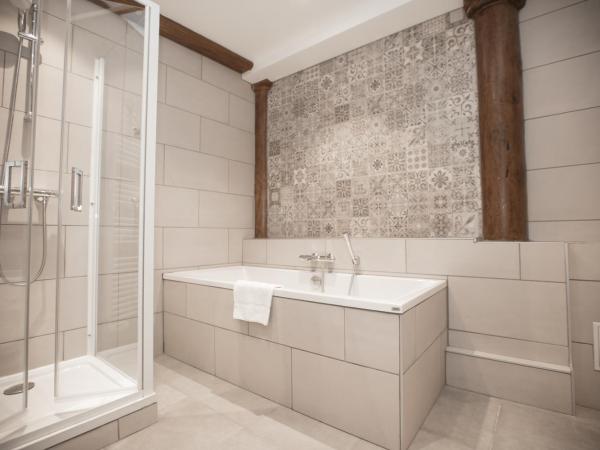 Hotel De L'univers : photo 6 de la chambre chambre triple supérieure avec vue sur le château