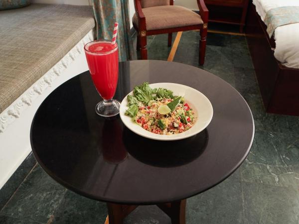 Swaroop Vilas - Lake Facing Boutique Hotel : photo 9 de la chambre chambre supérieure lit queen-size