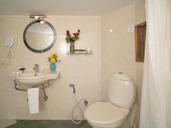 Swaroop Vilas - Lake Facing Boutique Hotel : photo 6 de la chambre chambre supérieure lit queen-size