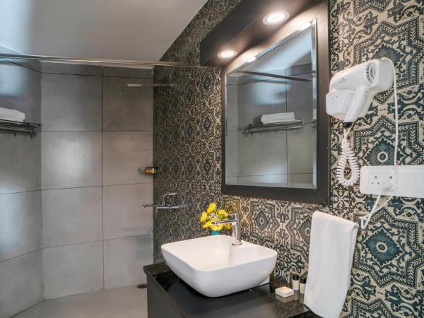 Swaroop Vilas - Lake Facing Boutique Hotel : photo 10 de la chambre chambre supérieure lit queen-size