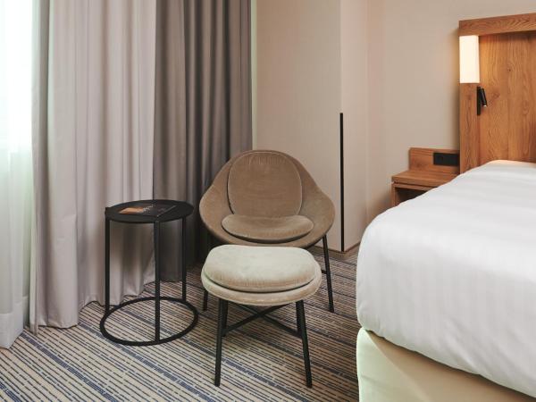 Courtyard by Marriott Warsaw Airport : photo 1 de la chambre chambre deluxe avec 1 lit king-size