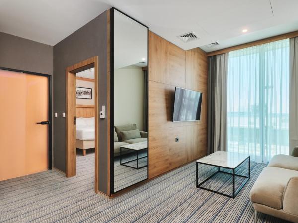 Courtyard by Marriott Warsaw Airport : photo 1 de la chambre suite junior