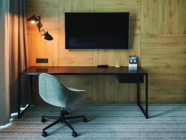 Courtyard by Marriott Warsaw Airport : photo 2 de la chambre suite junior