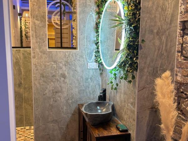 Grenoble LA SUITE 2 spa jaccuzzi et sauna privatif : photo 10 de la chambre suite deluxe avec baignoire spa