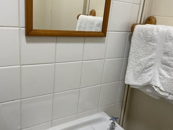 Emerald Residence : photo 3 de la chambre chambre simple avec salle de bains commune