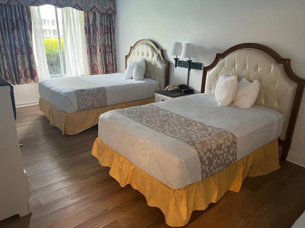 Seralago Hotel & Suites Main Gate East : photo 3 de la chambre suite 2 chambres avec 2 lits doubles et lit escamotable
