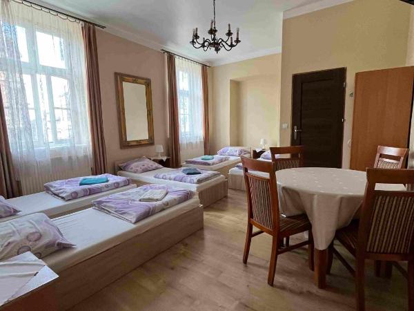 Green Hostel : photo 7 de la chambre chambre 5 lits avec salle de bains privative 