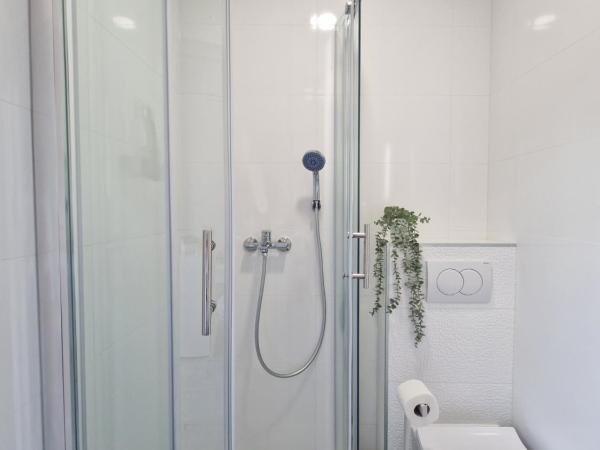 Apartment and Room Marija : photo 7 de la chambre chambre double avec salle de bains privative