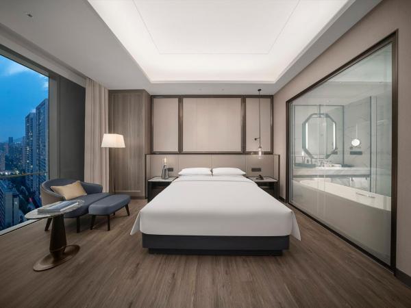 Crowne Plaza Hangzhou Linping, an IHG Hotel : photo 4 de la chambre standard king room with bathtub and city view