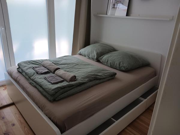 Squat Deluxe Berlin, the hostel : photo 3 de la chambre chambre quadruple - vue sur jardin