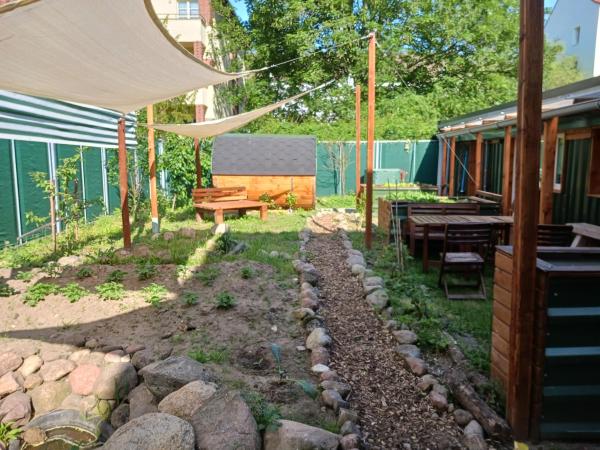 Squat Deluxe Berlin, the hostel : photo 9 de la chambre chambre quadruple - vue sur jardin