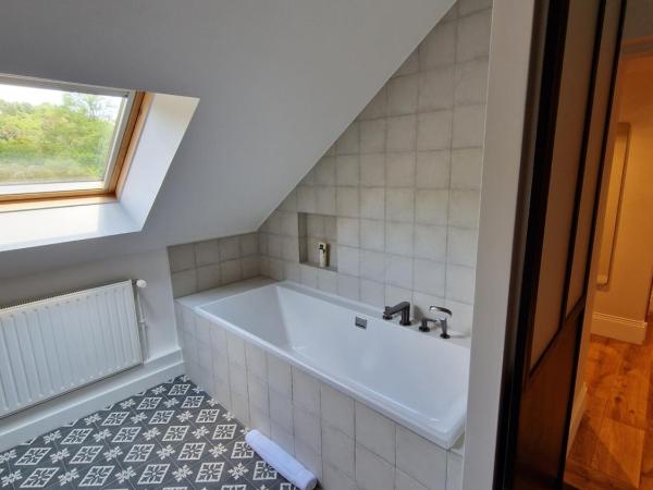 Au Moulin Saint Nicol - Honfleur : photo 4 de la chambre chambre 4 : chambre triple deluxe climatisée avec baignoire